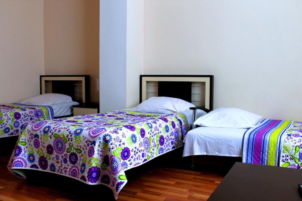 Max Comfort Hotel Kutaisi Oda fotoğraf