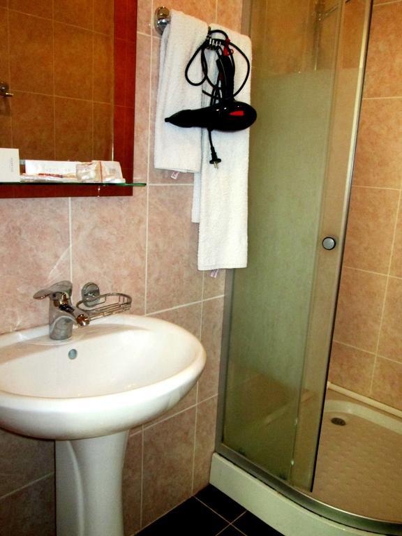 Max Comfort Hotel Kutaisi Oda fotoğraf