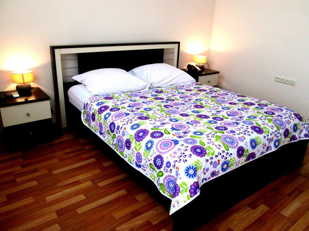 Max Comfort Hotel Kutaisi Oda fotoğraf