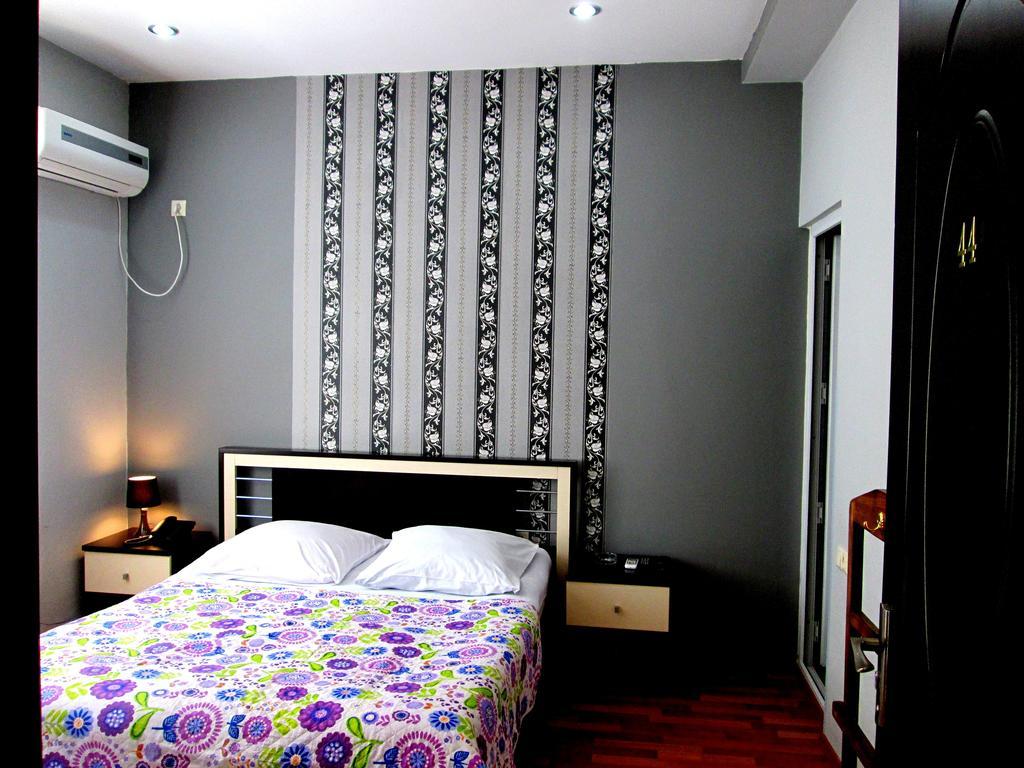 Max Comfort Hotel Kutaisi Oda fotoğraf
