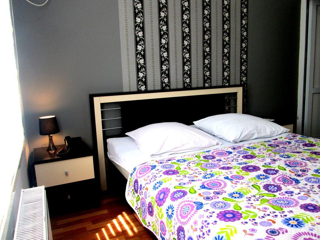 Max Comfort Hotel Kutaisi Oda fotoğraf