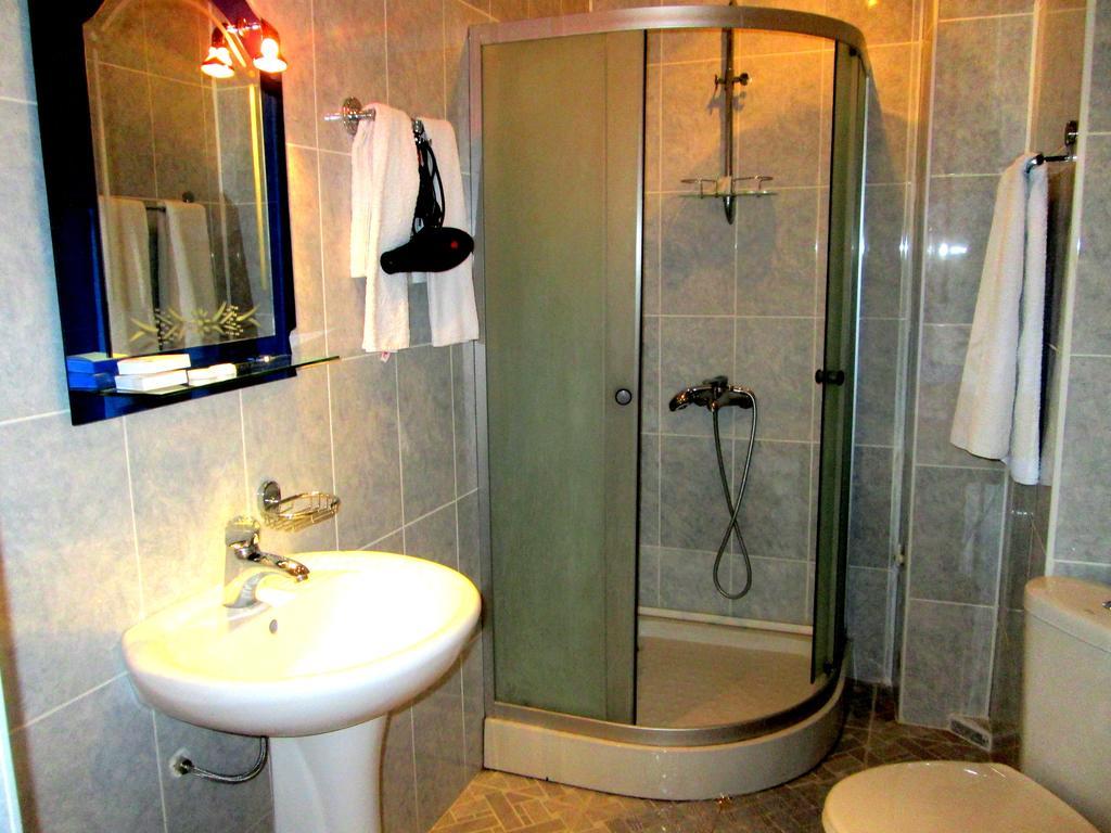 Max Comfort Hotel Kutaisi Oda fotoğraf